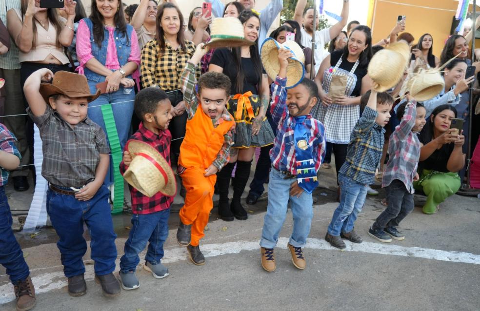 Escolas de Catalão celebram o mês junino com muita festança