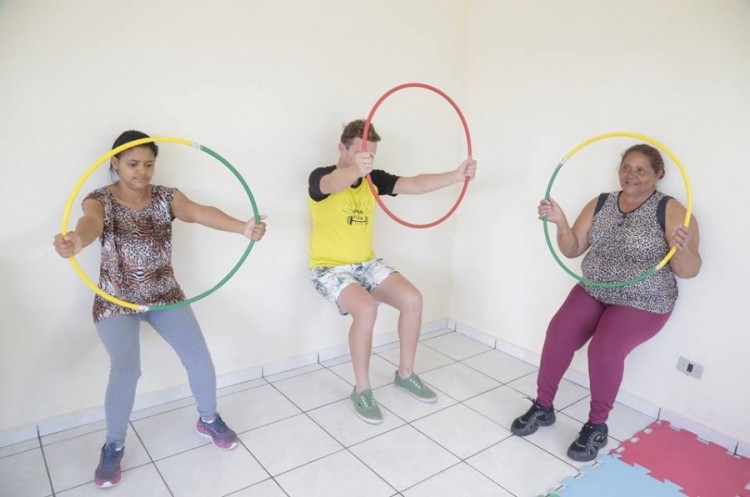 Prefeitura através de projeto social da Caixa Econômica Federal oferece ginástica a moradores de conjuntos habitacionais no Copacabana