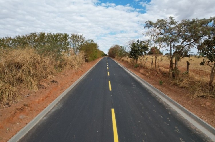 Concluída obra de pavimentação asfáltica em via rural de Catalão