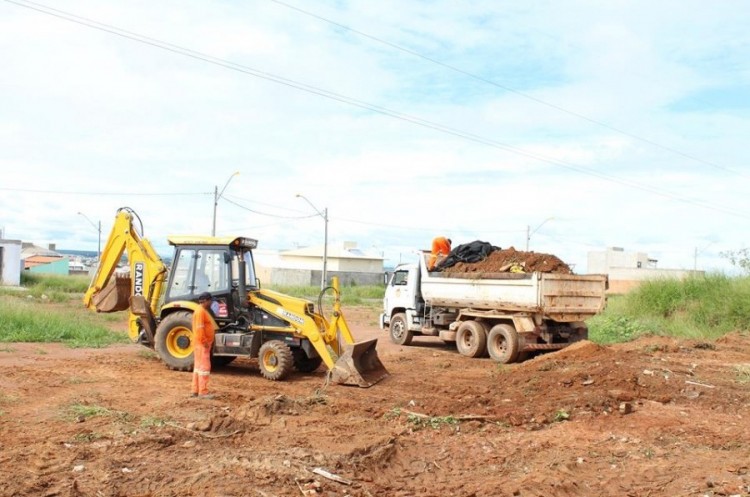 Descarte irregular de lixo: SEMMAC realiza limpeza em diferentes pontos da cidade