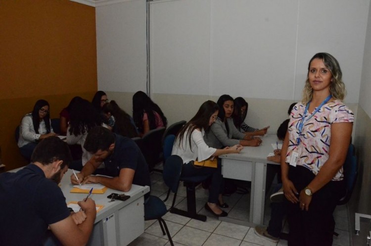 Entrevistas de emprego são realizadas na Secretaria de Trabalho e Renda em parceria com empresas da cidade 