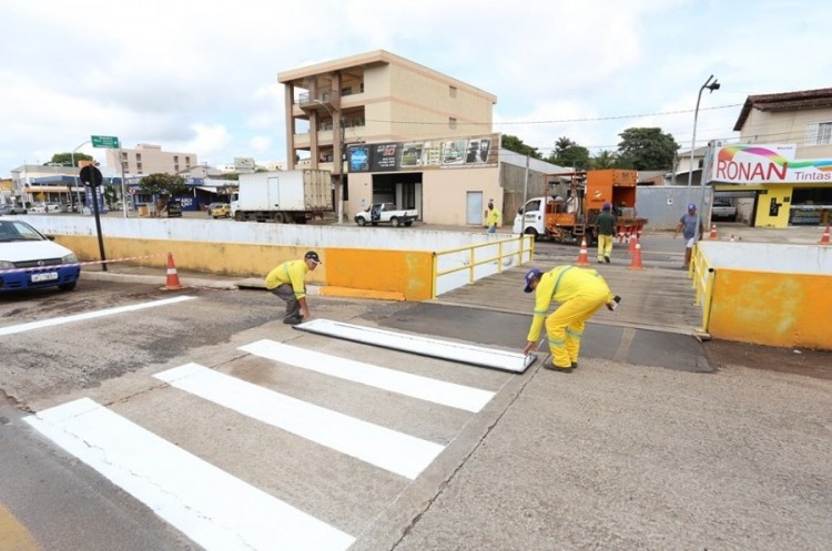 Ponte provisória construída ao lado do terminal de ônibus tem acesso proibido para veículos