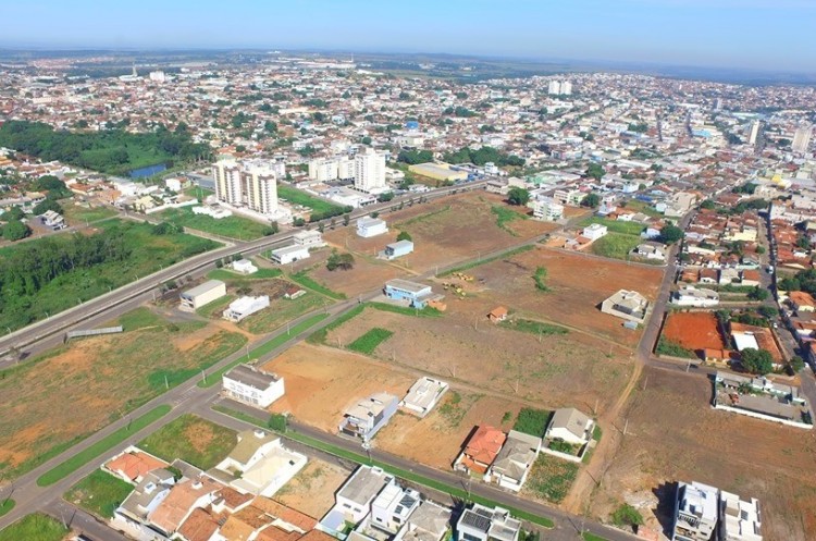 Prefeitura termina pela segunda vez, limpeza de lotes baldios no bairro Santa Helena