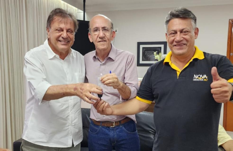 Prefeito de Catalão recebe ambulância adquirida com emenda parlamentar do deputado Rubens Otoni
