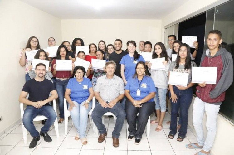 Moradores do Residencial Copacabana recebem certificados após curso gratuito de auxiliar administrativo