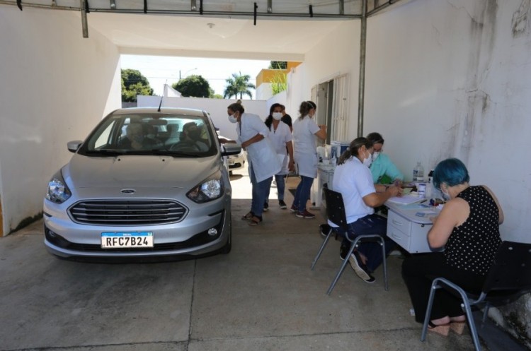 Idosos com 74 anos e mais já estão sendo vacinados contra a Covid-19 em Catalão