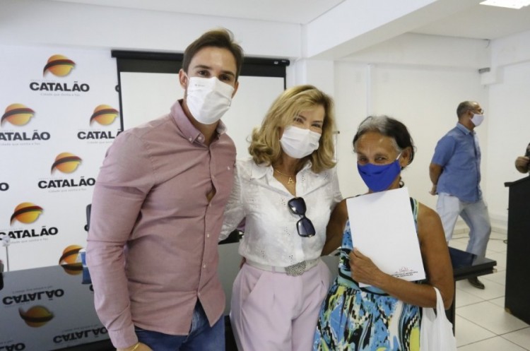 Prefeitura entrega escrituras para 36 famílias de diferentes bairros em Catalão