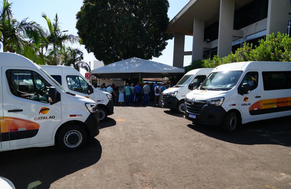 Prefeitura de Catalão adquire novas vans para o transporte de pacientes