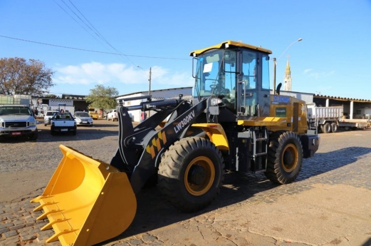 Pá carregadeira nova passa a fazer parte da frota de maquinários do município