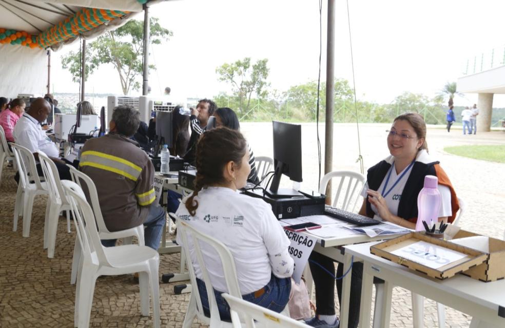 Feirão do Emprego encaminha 300 catalanos para vagas de trabalho