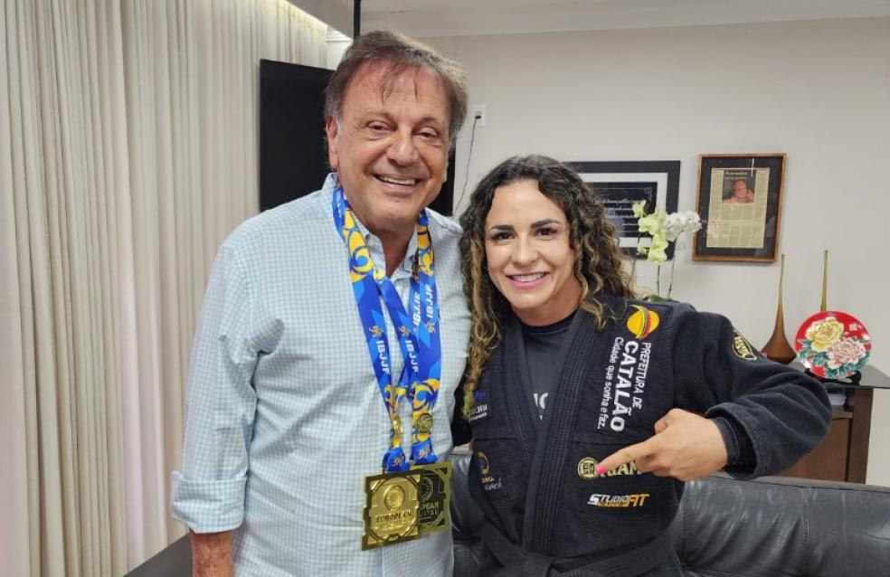 Atleta campeã mundial de jiu-jitsu visita o prefeito de Catalão em agradecimento pelo apoio financeiro do município