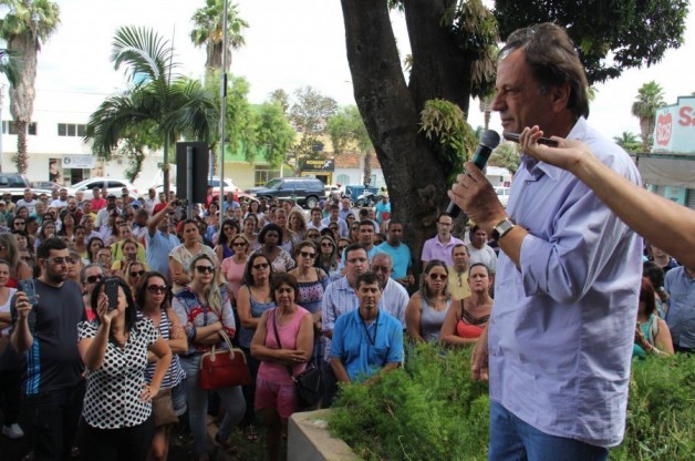 Adib Elias quita folha atrasada de funcionários públicos