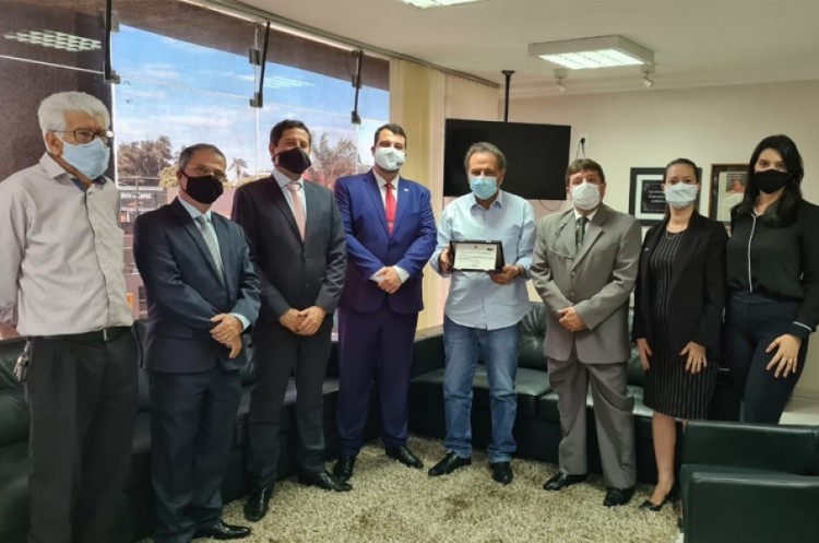 Prefeito Adib Elias recebe placa de reconhecimento e gratidão da OAB subseção Catalão