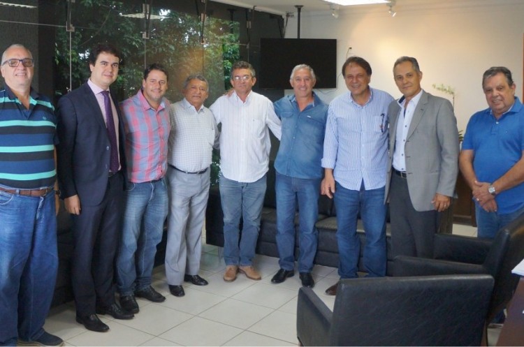 Prefeito de Catalão recebe comitiva em gabinete