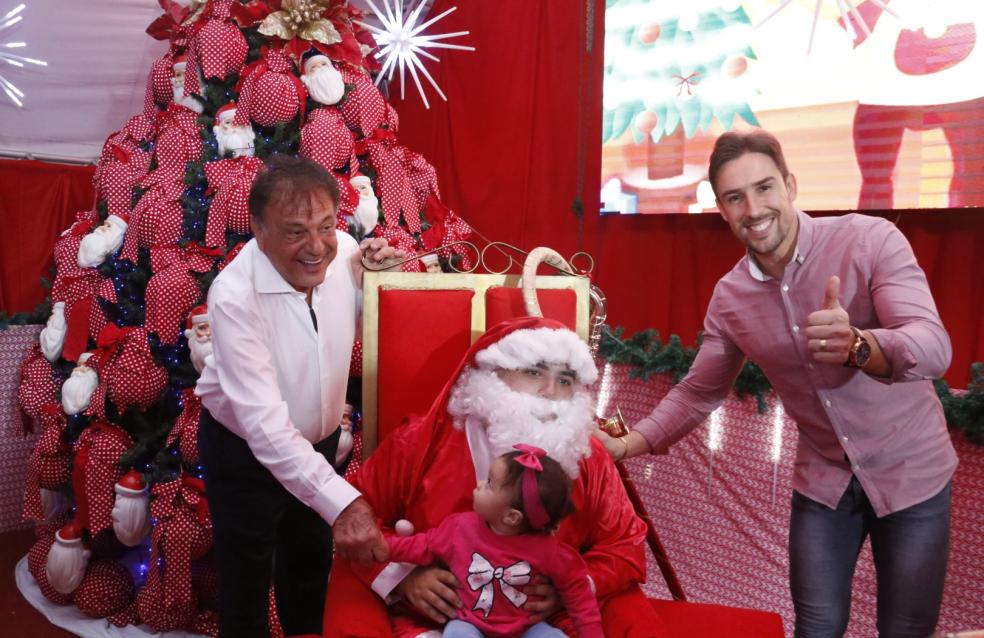 Em Catalão, centenas de famílias prestigiam a chegada do Papai Noel à “sua casinha”