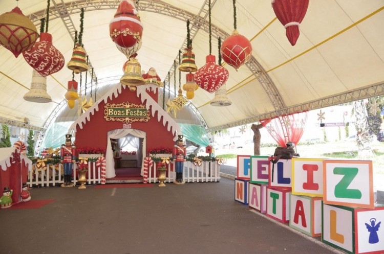 Com decoração natalina Prefeitura abre espaço para visitação