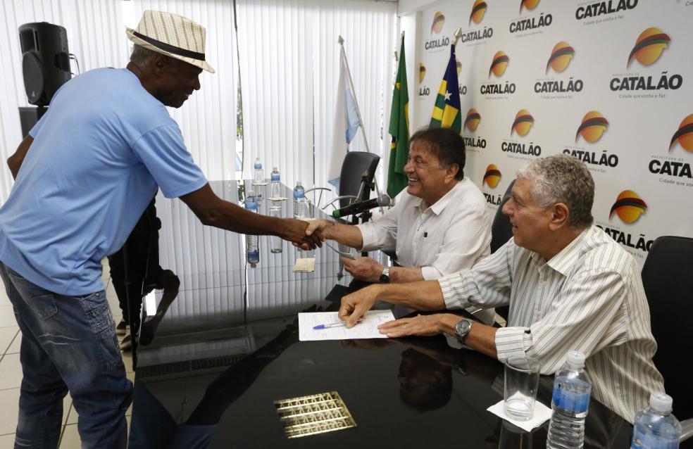 Festa do Rosário 2022: Prefeito de Catalão repassa R$ 208 mil para 26 capitães de ternos de congo