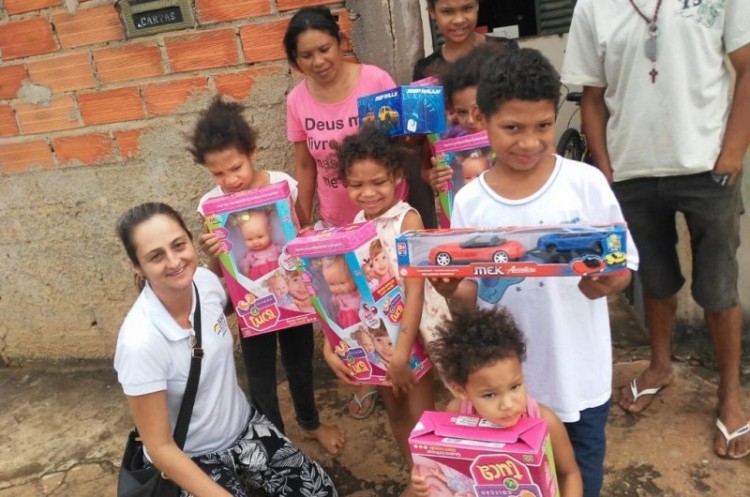 Brinquedos foram entregues para centenas de crianças em diferentes bairros da cidade