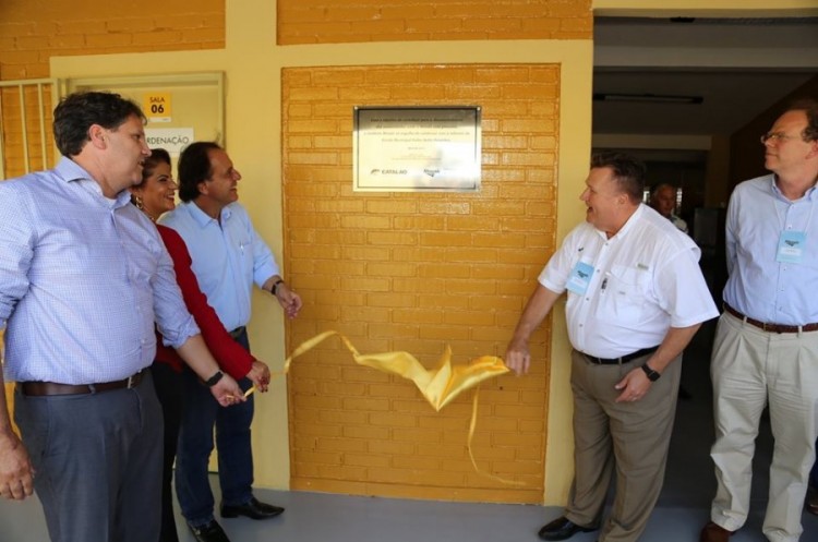 Prefeitura inaugura sala de leitura e reforma da Escola Municipal Pedro Netto Paranhos