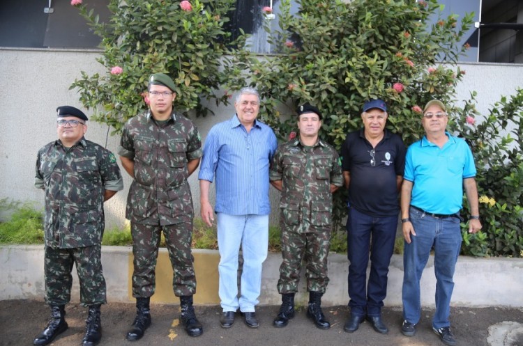 Em cerimônia, jovens dispensados do serviço militar fazem juramento à bandeira