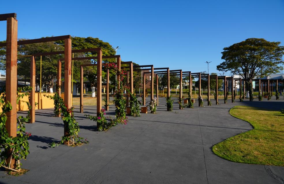 Prefeito Adib Elias entrega praça totalmente reformada aos moradores do Setor Universitário