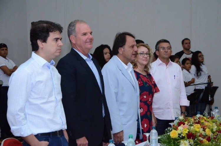 Prefeitura entrega livros da Editora Positivo e kits escolares para escolas do município