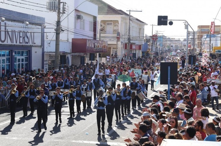 Catalão tem o maior desfile cívico da história da cidade