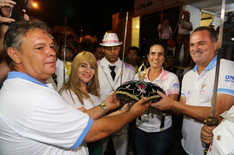 Apresentação das congadas e entrega da coroa marcaram o encerramento da Festa do Rosário