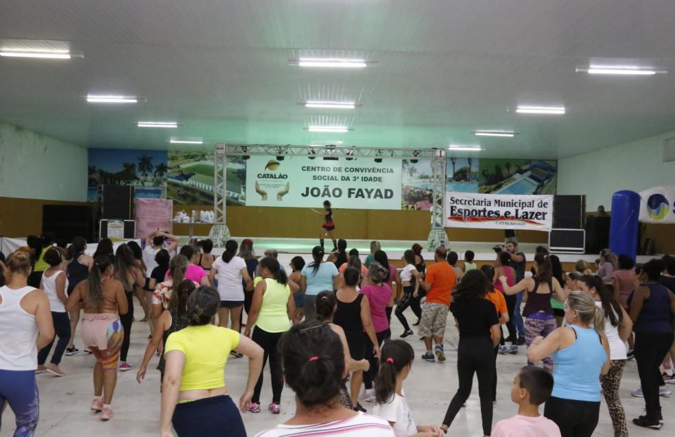 Em Catalão, centenas de pessoas prestigiaram o Aulão de Dança comemorando o Dia das Mulheres