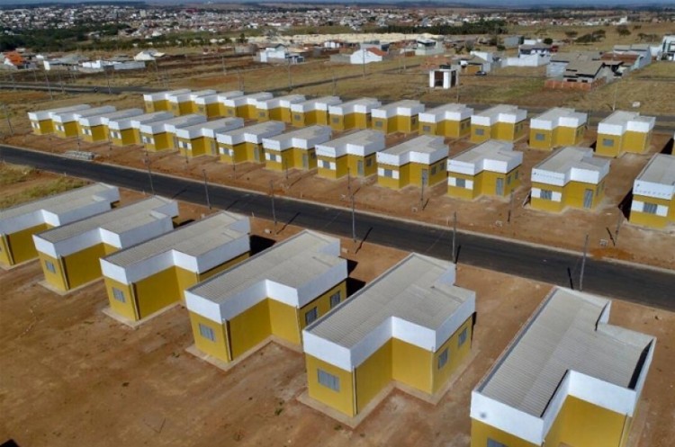 Prefeitura entrega chaves da casa própria para 47 famílias carentes de Catalão 