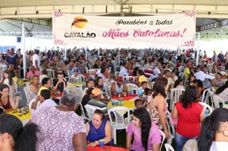 Almoço do Dia das Mães reune milhares de pessoas.