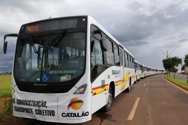Empresa Transduarte apresenta novos ônibus aos catalanos e ao prefeito Adib Elias