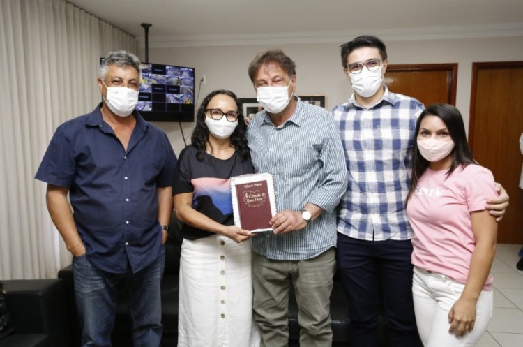 Prefeito recebe catalano que teve artigo publicado em revista de maior expressão da dor no mundo