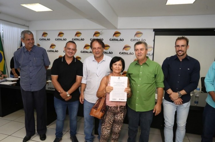 Famílias do Setor Universitário e Três Cruzes ganham da Prefeitura posse definitiva de lotes 