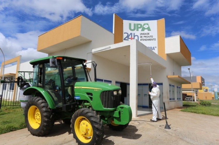 John Deere cede ao município Trator com pulverizador para combate ao coronavírus