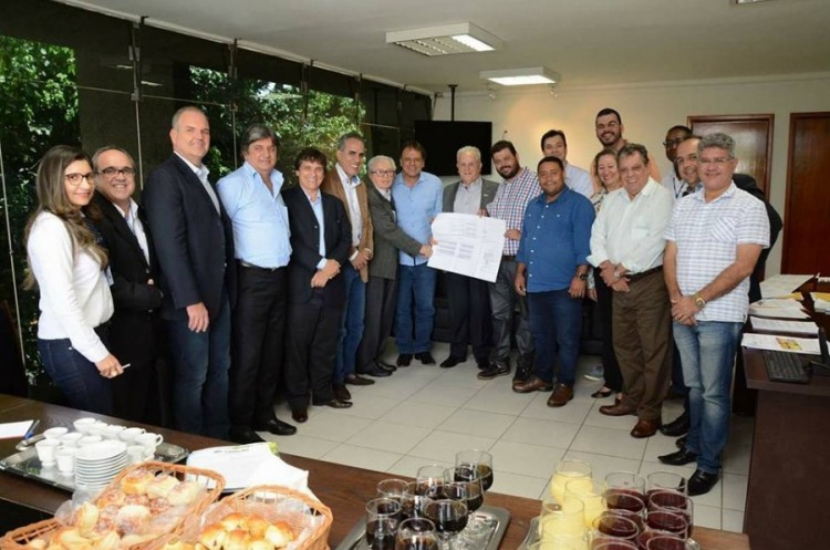 Prefeito recebe visita de representantes do Sistema FIEG