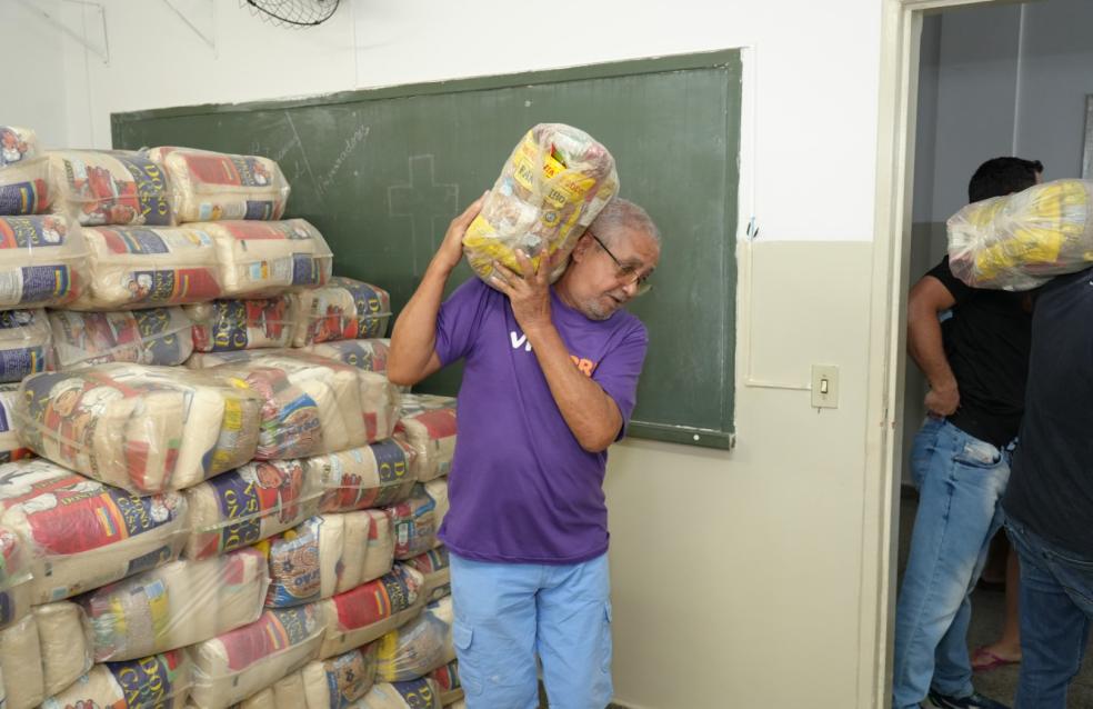 Prefeitura entrega cestas a funcionários e aposentados