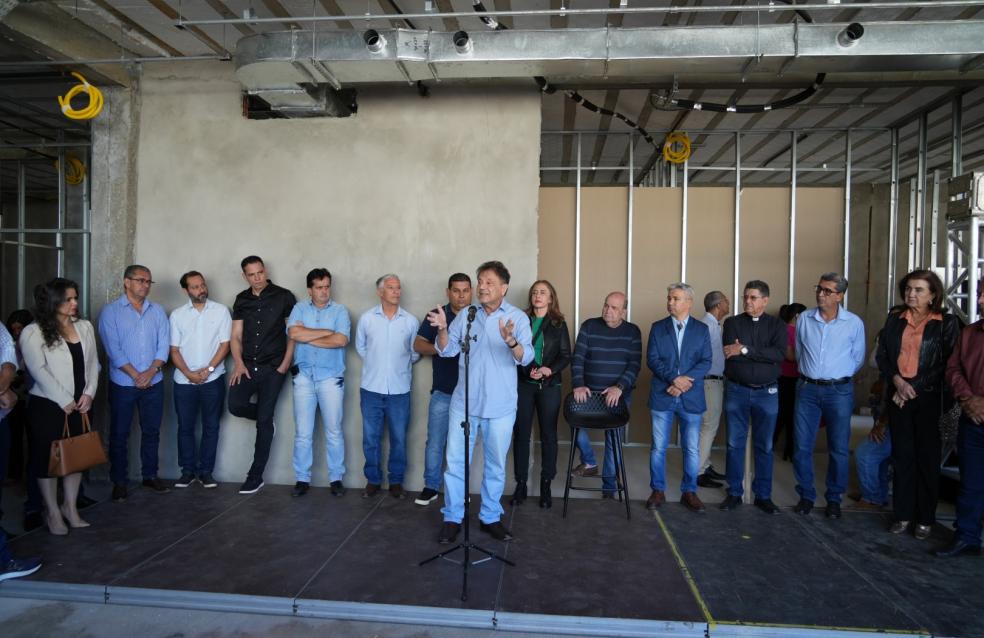 Prefeito Adib Elias apresentou as obras do Hospital Regional para a sociedade catalana e autoridades da região