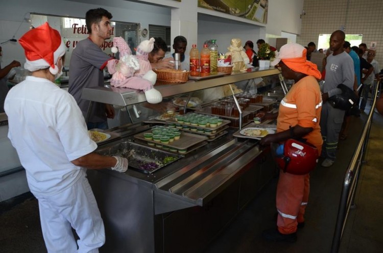 Restaurante Popular comemora Natal com almoço especial