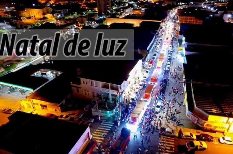 Caravana de Natal da Coca-Cola iluminou as ruas da cidade
