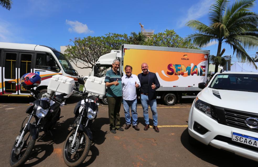 Prefeitura de Catalão entrega novos veículos para as Secretarias de Saúde e Educação