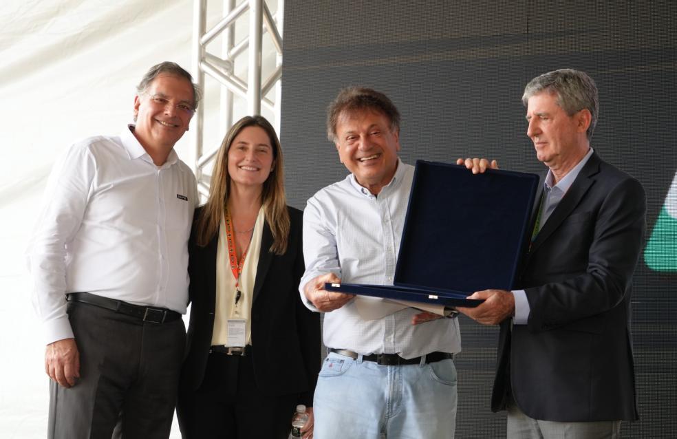 Adib Elias é homenageado pela HPE, na comemoração dos 25 anos da fábrica em Catalão