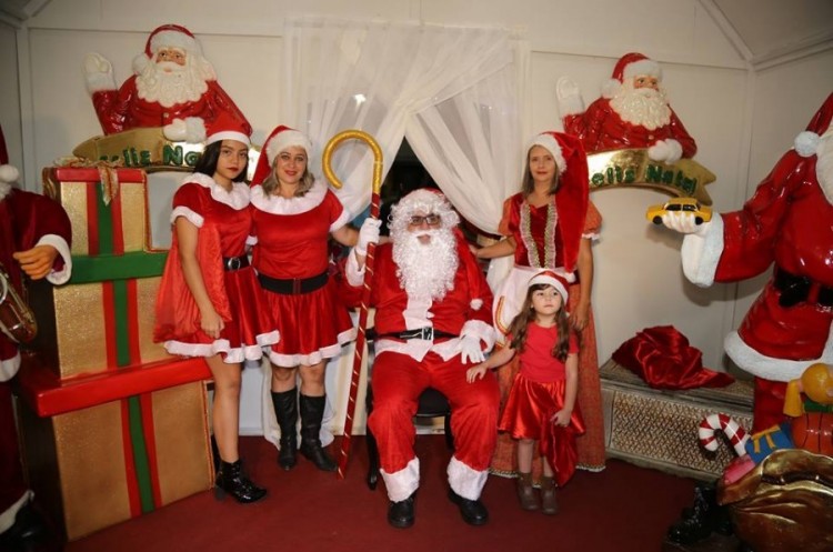 Papai Noel chega à casinha onde ficará todas as noites até sexta-feira