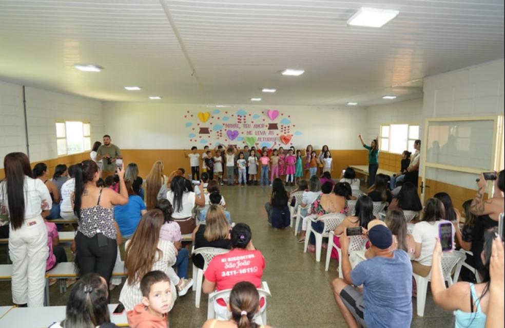 Homenagens ao Dia das Mães encantam nas escolas municipais