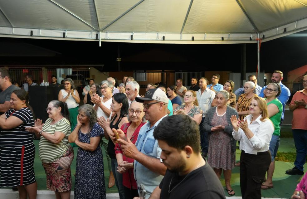 Pires Belo celebra avanços com entrega de ambulância e praça revitalizada