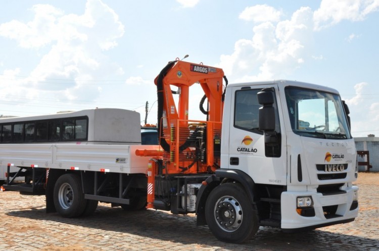 Prefeitura adquire dois caminhões para atender a cidade