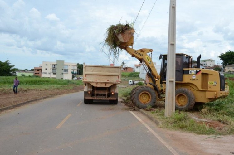 Programa Limpeza de Lotes Baldios: Prefeitura começa serviço e cobrará despesas dos proprietários dos terrenos vagos