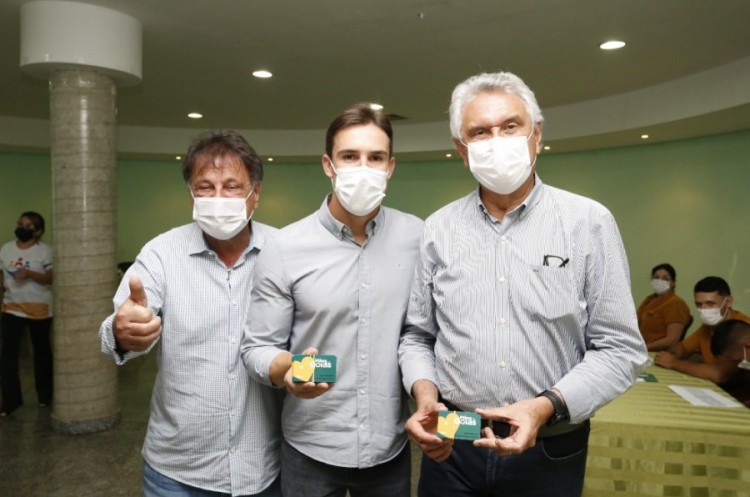 Caiado e Adib Elias entregam cartões do programa Mães de Goiás a 560 mulheres de Catalão