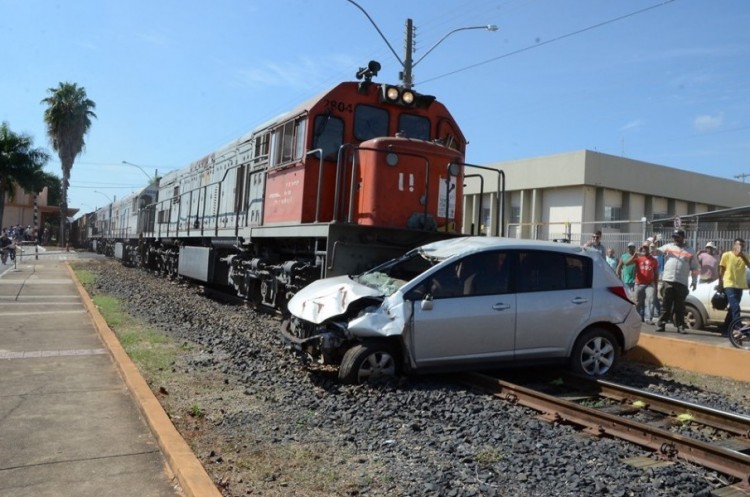 Simulação de acidente na linha férrea alerta à comunidade para importância da sinalização e atenção no trânsito