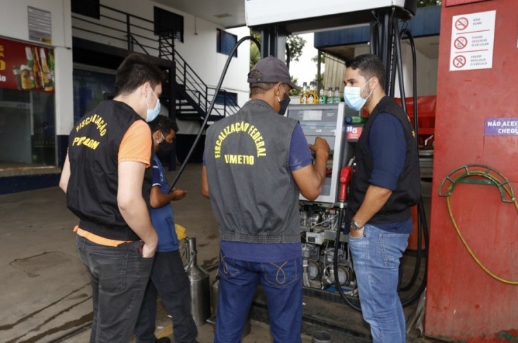 Em ação junto ao PROCON, INMETRO vistoria bombas de abastecimento em Catalão